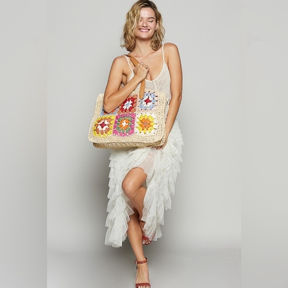 POL GRANNY SQUARE THE BEACH READY CROCHET BEACH TOTE IN SAND IN OLIVE MULTI - Picture 3 of 9